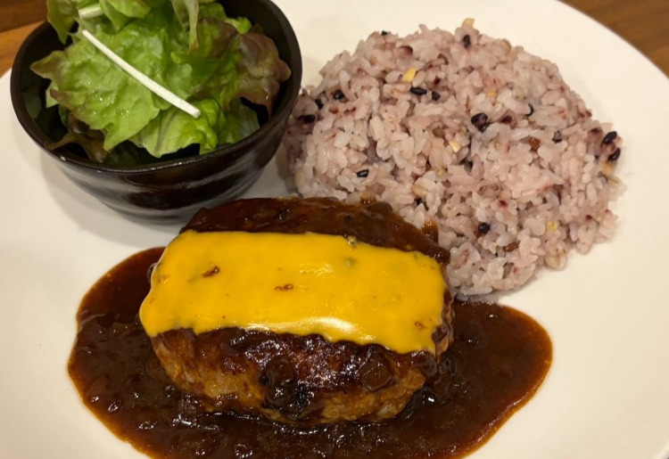 たっぷりWチーズのデミグラスハンバーグ